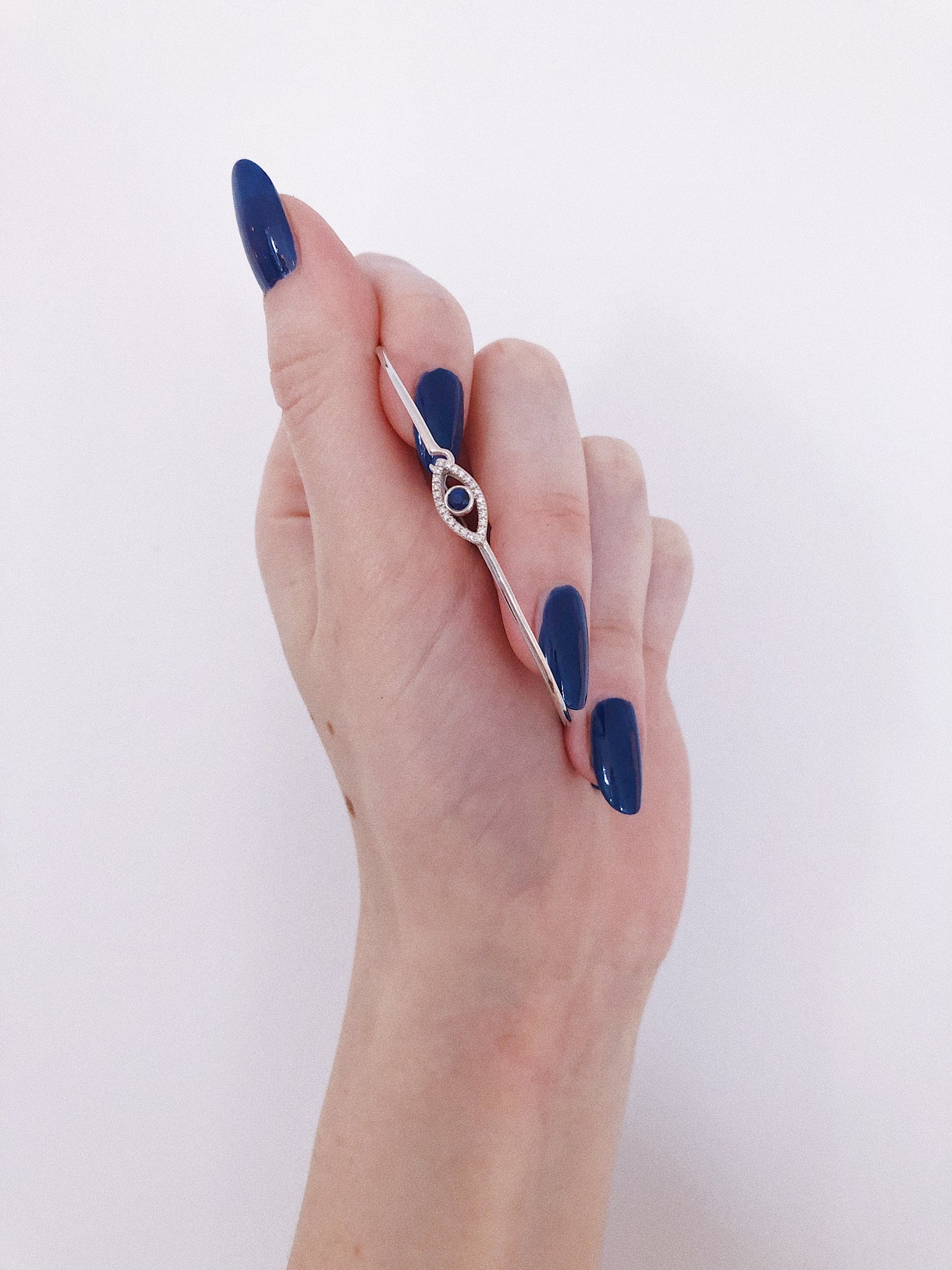 DIAMOND AND SAPPHIRE WHITE GOLD OPEN EVIL EYE LATCH BRACELET