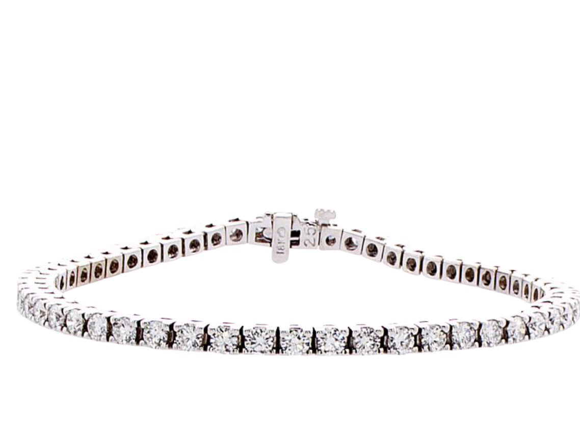 4.00 ct diamonds set in 18k gold tennis bracelet